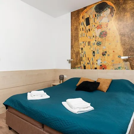 Matejki- Brokatowy Apartment